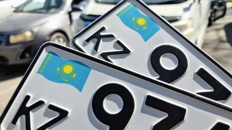 В Таразе военнослужащий ездил с подложными номерами