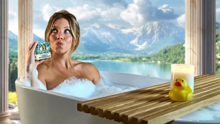 Сидни Суини выпустила мыло с водой из собственной ванны