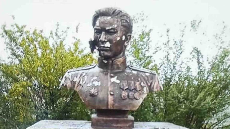 Рейхстагқа ту тіккен Рахымжан Қошқарбаевтың ескерткіші неге қирап жатыр