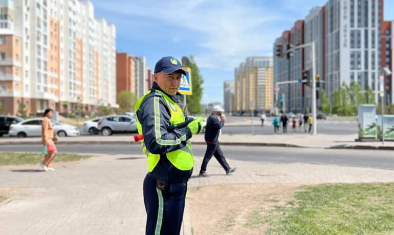 Полицейские спасли парня от прыжка с 16-го этажа