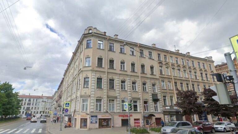 В Санкт-Петербурге потолок рухнул на людей в магазине
