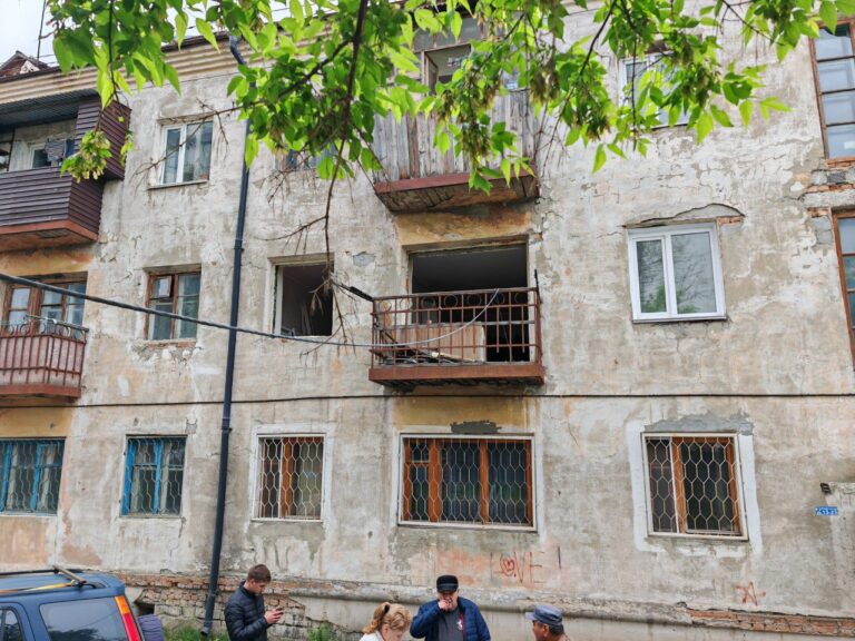 В Костанае демонтируют трехэтажку с требующими выгодных условий жильцами