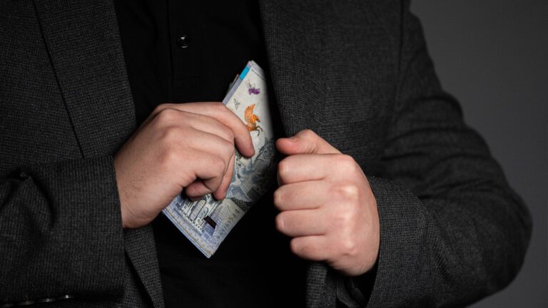 В Таразе осудили чиновника за взятку в $200 тысяч за конфискованные сигареты
