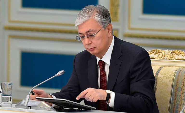 Тоқаев қазақстандықтарды Жеңіс күнімен құттықтады