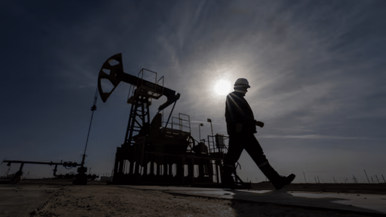 Сәуірде мұнай өндірісі төмендеді, бірақ OPEC+ квотасынан әлі асып тұр