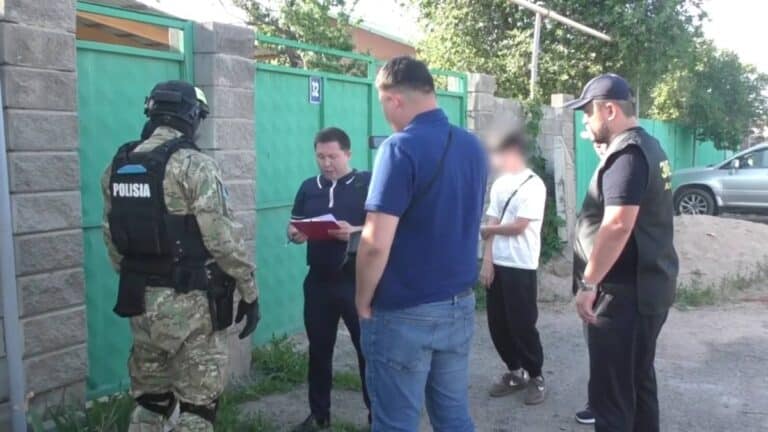 В Алматы иностранец распространял экстремистскую литературу