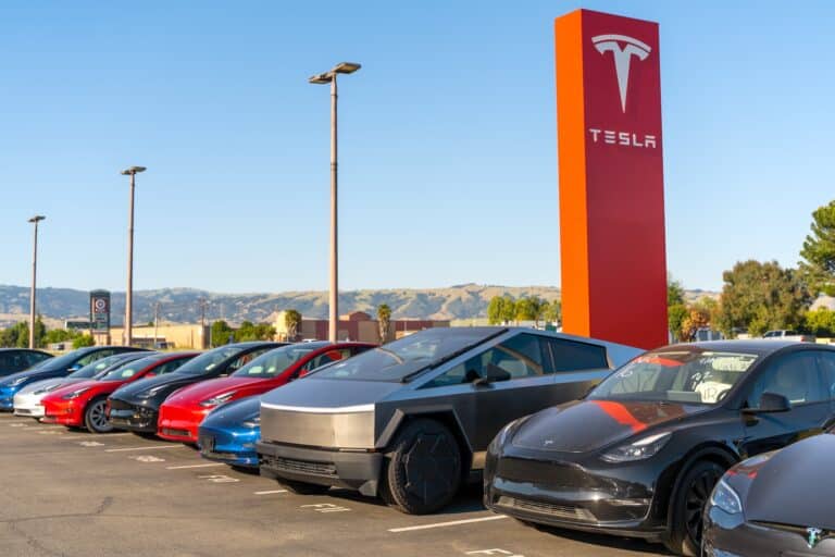 Главное к утру: Trump Media купит биткоины, откат Tesla, сделка Salesforce