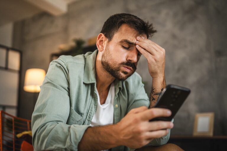 300 безработным казахстанцам придут SMS от Минтруда