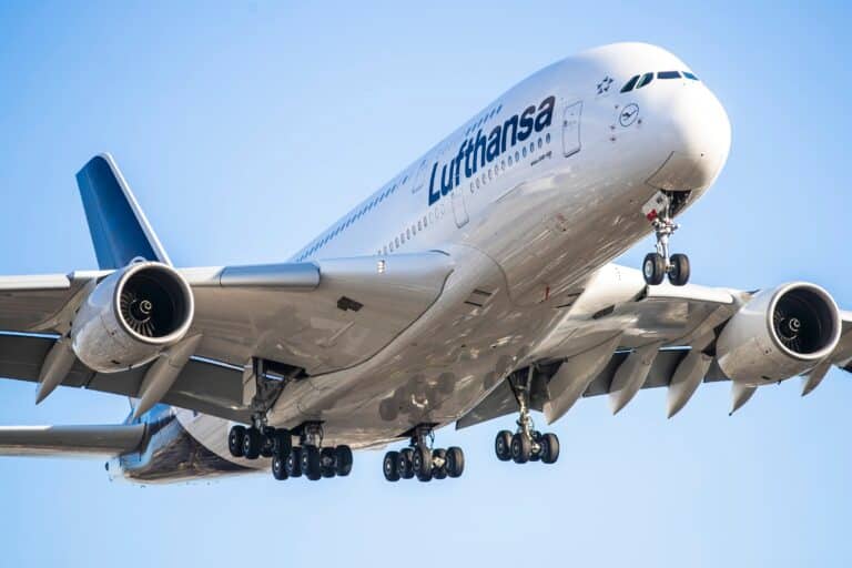Авиакомпанию Lufthansa обязали возместить ущерб казахстанцам