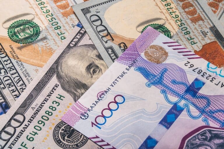 Сәуір айында биржадан тыс қанша доллар сатылды
