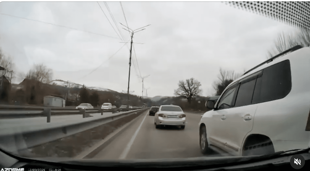 Алматинец наказал подрезавшего его водителя с помощью eOtinish