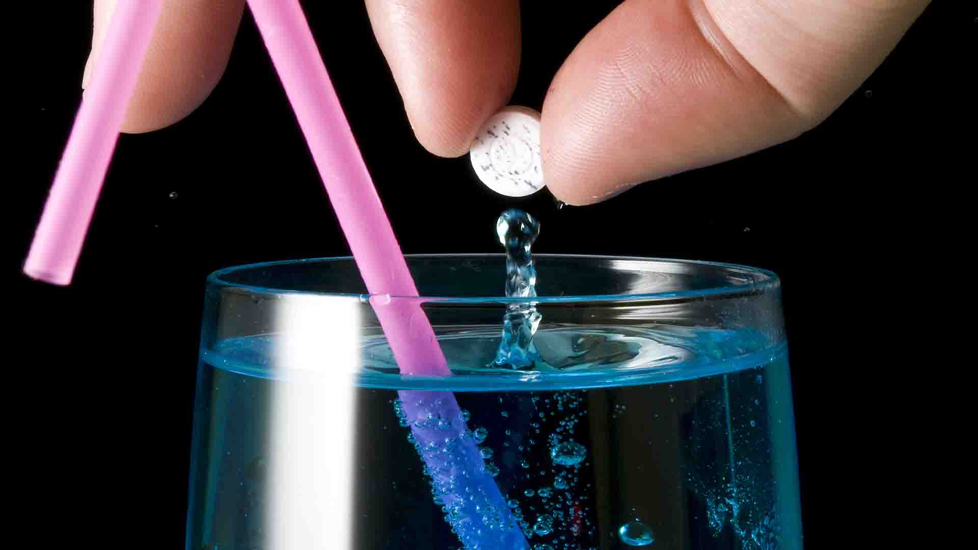 Қыз мастурбация жасап жатыр, жігіт дүрбімен қарап тұр.