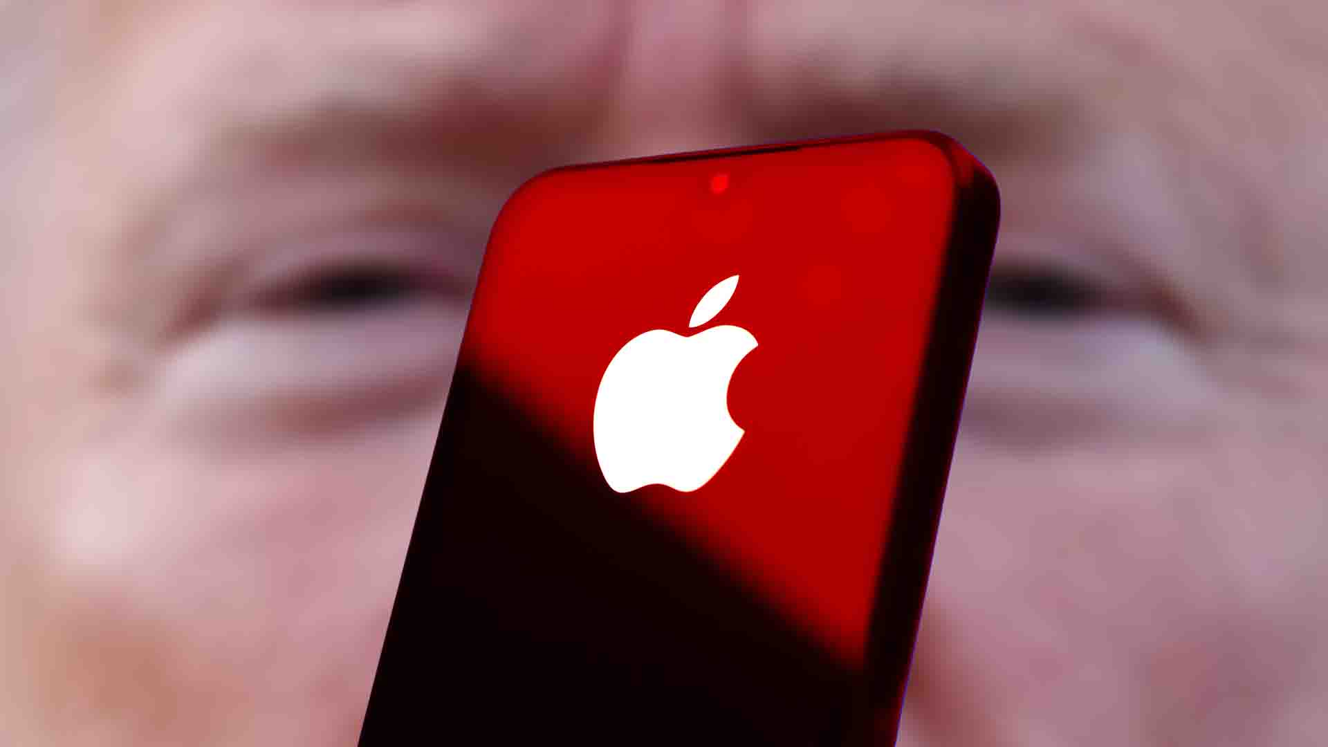 Трамп Apple компаниясының iPhone смартфондарын АҚШ-та өндіргенін қалайды / коллаж: Kursiv.Media, бильд-редактор Ахтам Зиперов