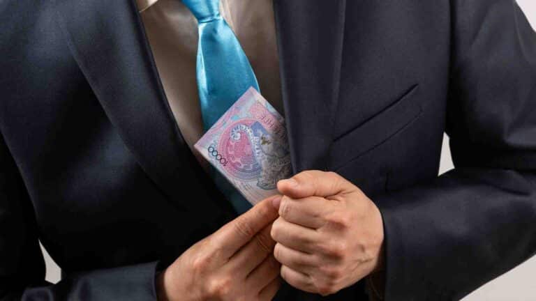 500 мың теңге пара алған шенеунік 15 млн теңге айыппұл төледі