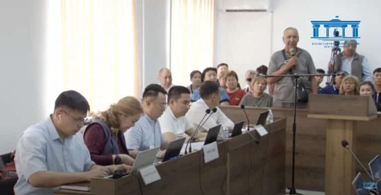 «Неге күлгенін білмейміз»: сотталушылардың ата-анасы желіде тараған видеоға наразы