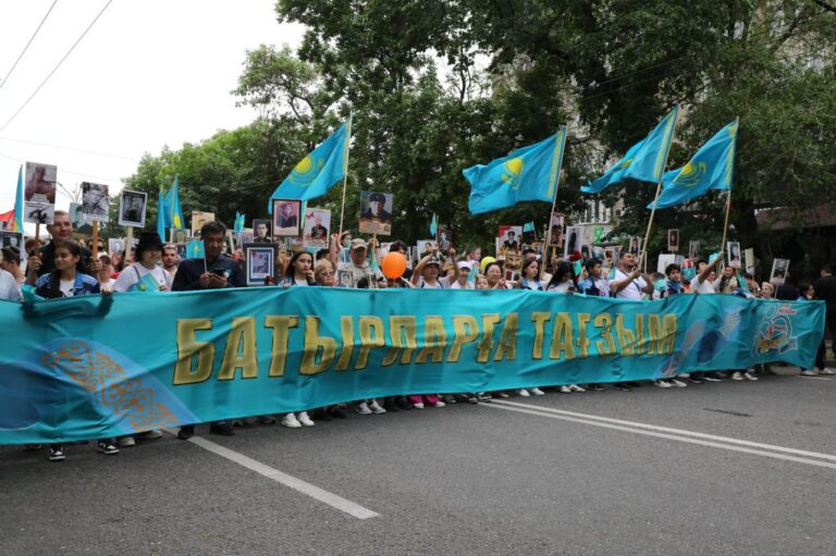 Алматинцы пронесли огромный флаг Казахстана в честь героев войны