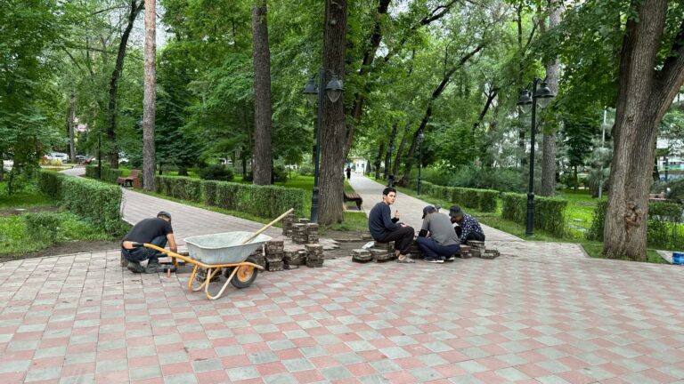 В Алматы у памятника жертвам голода провели ремонтные работы накануне Дня памяти