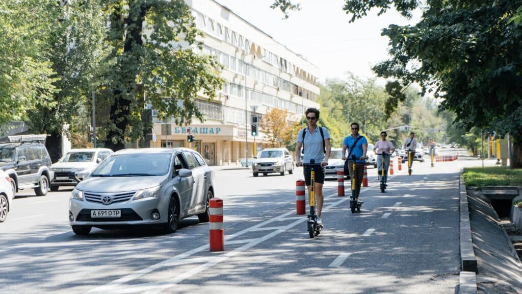 В Казахстане будут поощрять аккуратных водителей электросамокатов