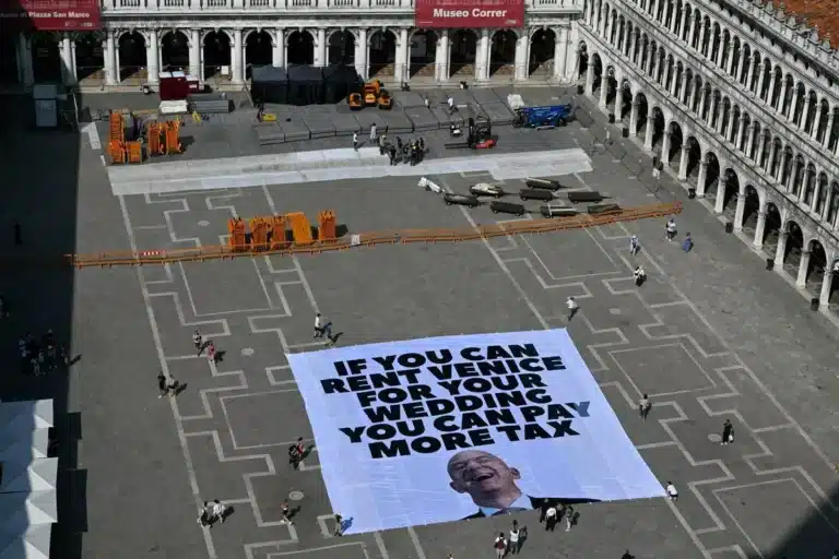 К протестам против свадьбы Джеффа Безоса в Венеции подключился Greenpeace 