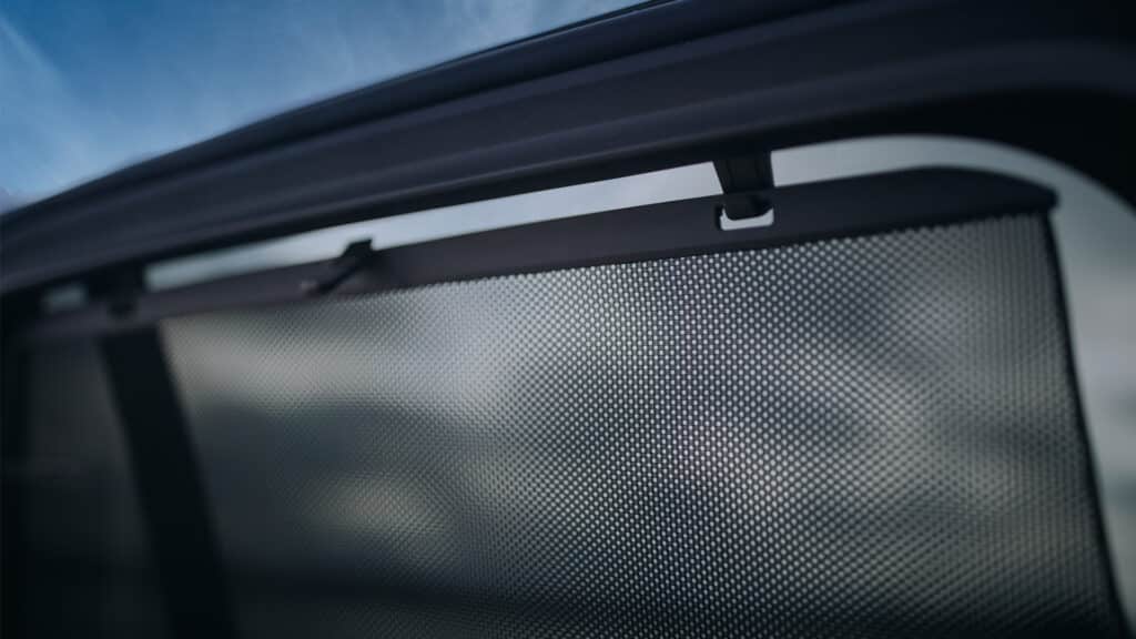 В Казахстане предлагают разрешить ставить шторки на стекла авто