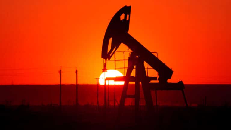 ЕАБР: Казахстан пострадает от падения цен на нефть, но выстоит за счет инвестиций
