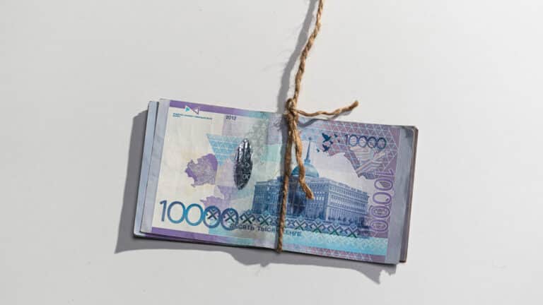 В Караганде чиновников оштрафовали на 80 млн тенге за взятку и хищение