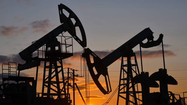 Нефть упала ниже $70 после объявления о перемирии между Ираном и Израилем