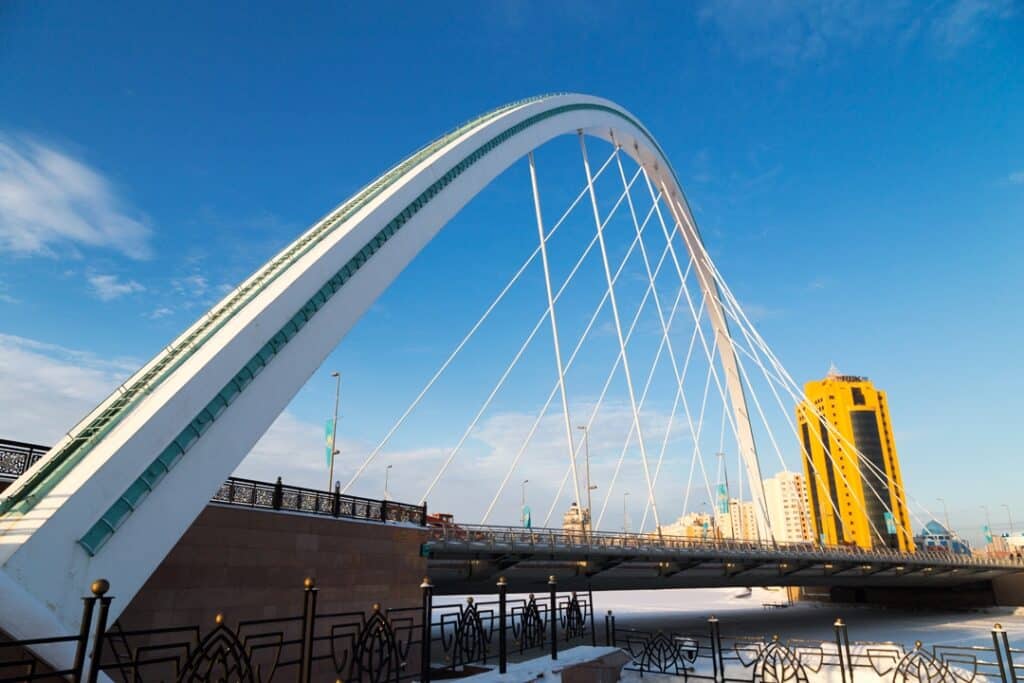 Кинолог спас астанчанина, который решил спрыгнуть с моста