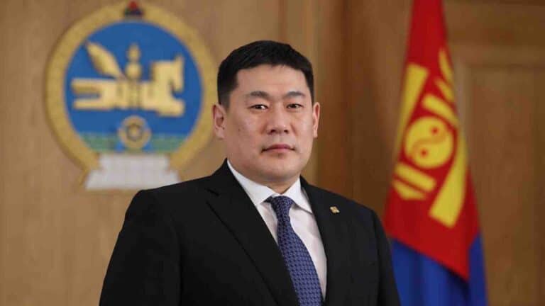 Моңғолия премьер-министрі ұлының салтанатты суреті үшін отставкаға кетті