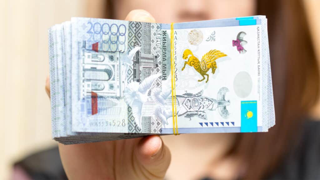 Структура миллионеров Клебанова и Кана платит руководителю 95 тыс. тенге в день