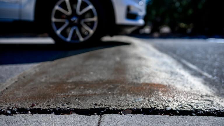 Лежачие полицейские разбивают казахстанские автомобили