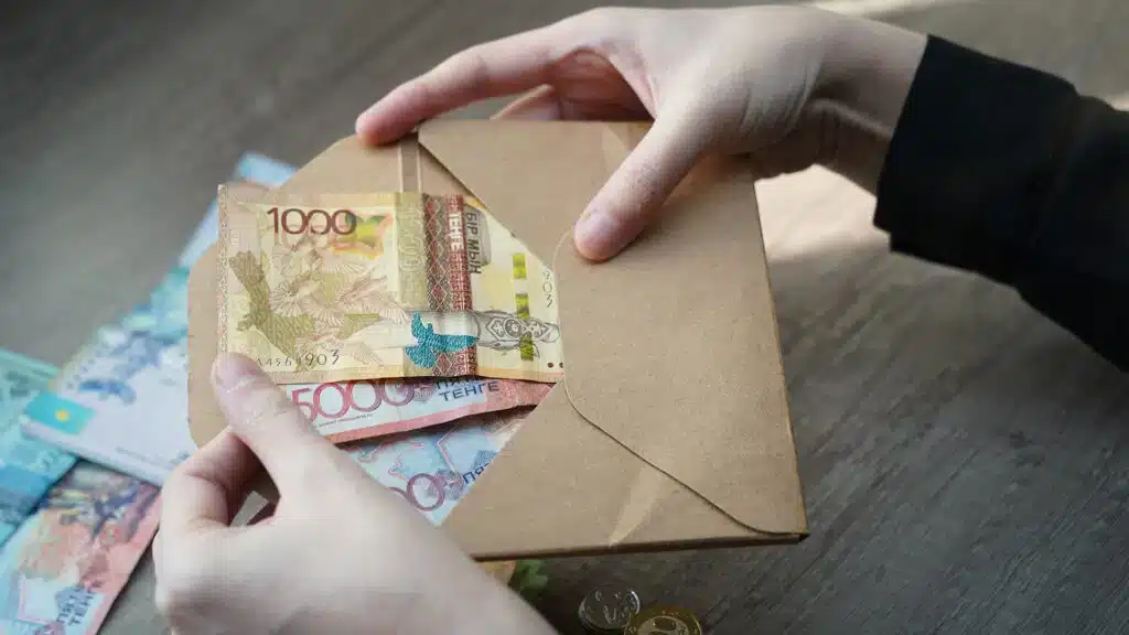 Енді жәрдемақы мұқтаж отбасыларға ғана беріледі, жүйе екі өңірде сынақтан өтіп жатыр