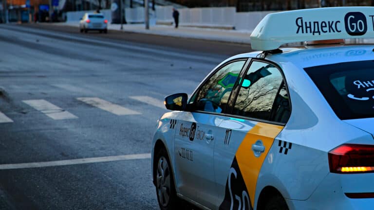 В Алматы таксист Yandex Go подрезал водителя и показал непристойный жест