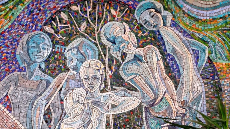 Масштабное мозаичное панно с 50-летней историей сносят в школе Астаны