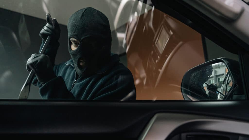 Кража из машины средь бела дня в Астане попала на видео