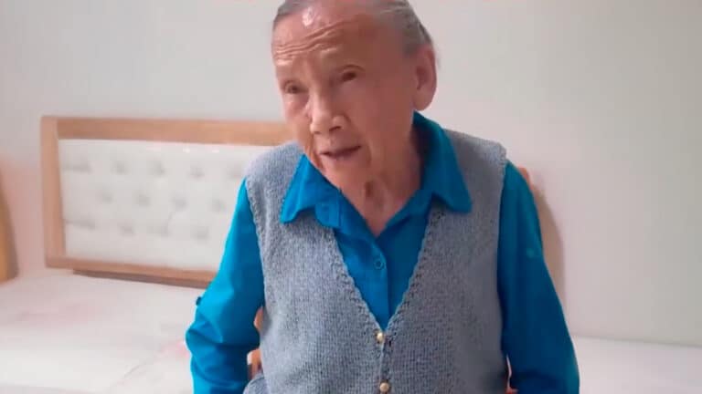 92-летняя бабушка из Китая делает по 200 отжиманий и 100 приседаний в день