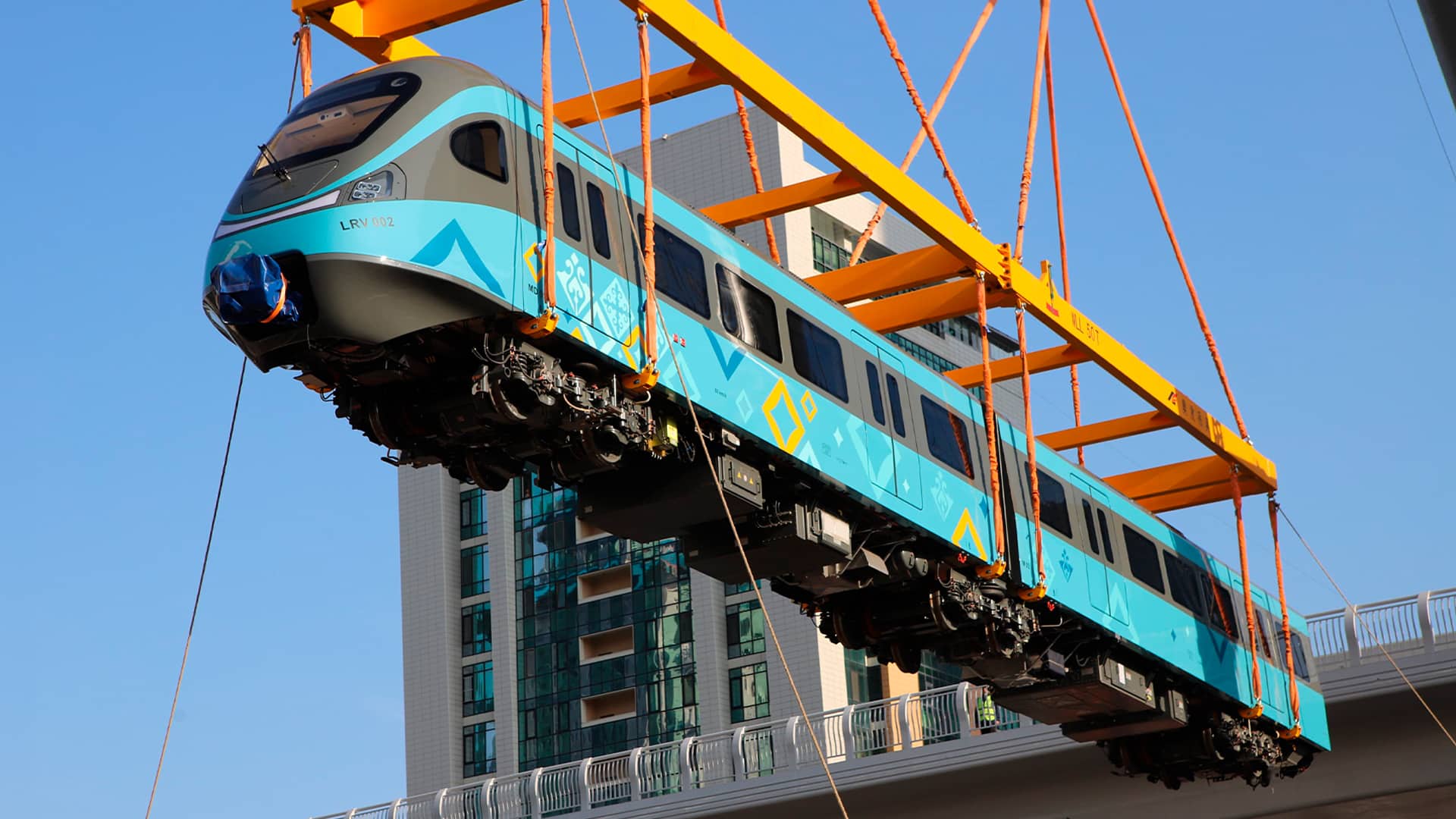 Астанада осымен екінші LRT вагоны рельске қойылды / фото: Асқар Ахметуллин