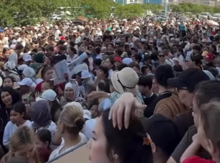 В Актау из-за бесплатного мороженного начался хаос, в котором потерялись дети
