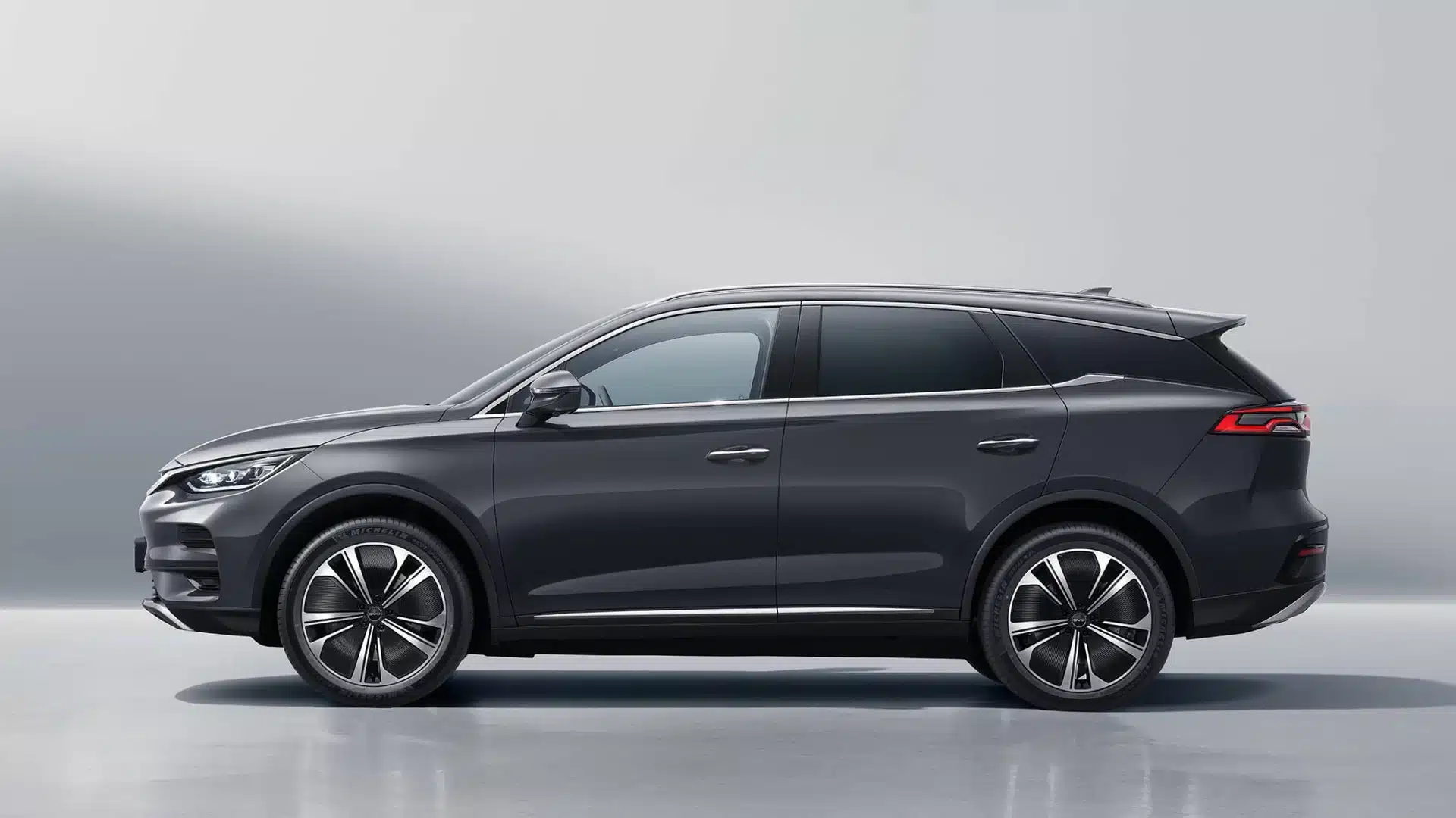 BYD Tang көлігінің басты артықшылығы сол, режимдер арасында еркін ауыса алады / фото: byd.com
