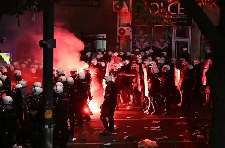 В Сербии арестованы десятки человек после столкновений на митинге