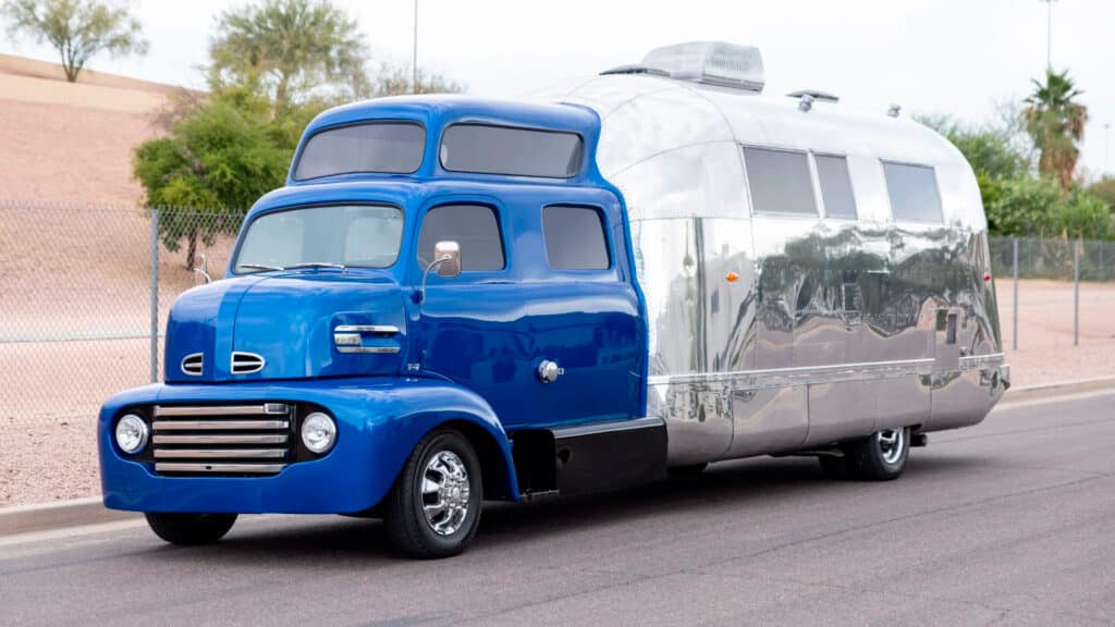 Уникальный автодом из кабины Ford и прицепа Airstream выставили на торги