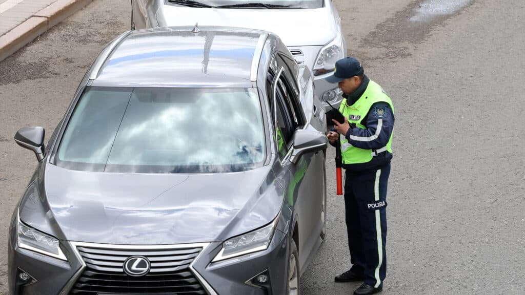 Адвокат рассказала, как оспорить штраф от скрытого патруля в Казахстане