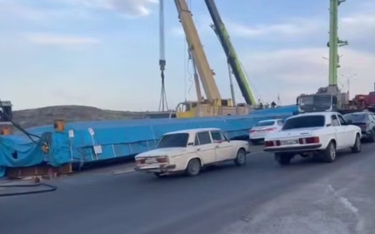На трассе Тараз – Шымкент вторые сутки устраняют гигантскую пробку