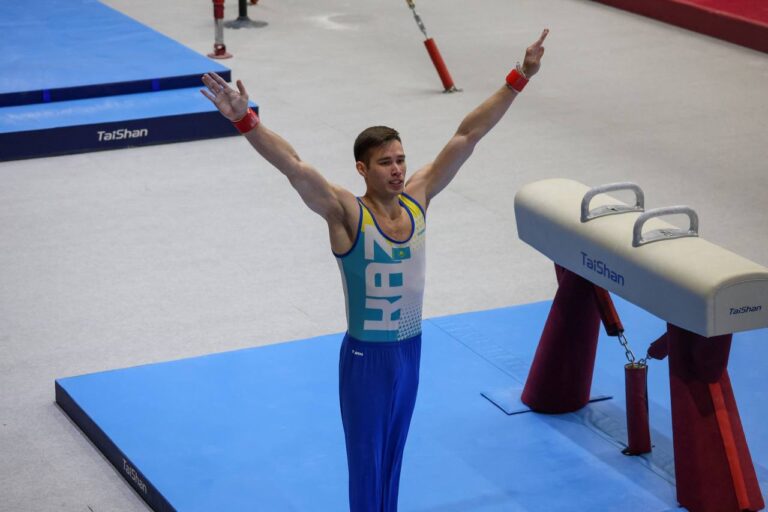 Гимнаст Нариман Курбанов выиграл финал на коне и стал трехкратным чемпионом Азии