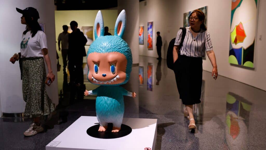 Лабубу қуыршағына қызығатындар көп / фото: REUTERS/Tingshu Wang