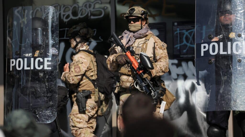 Лос-Анджелесте комендант сағаты енгізілді