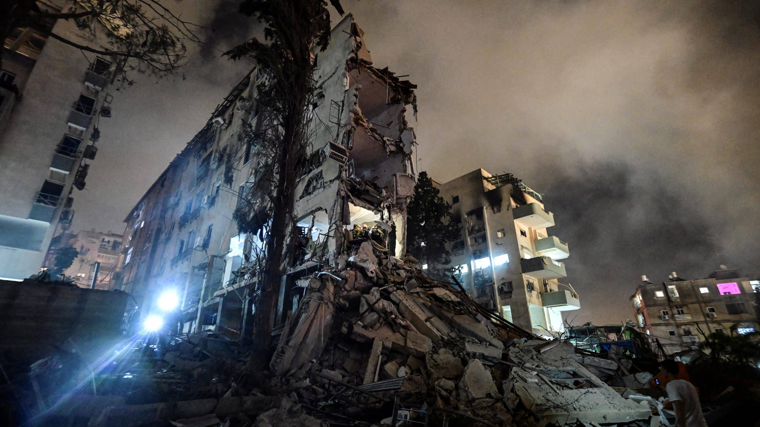 Израиль орталығындағы қираған үйлер / фото: REUTERS/Yossi Zeliger