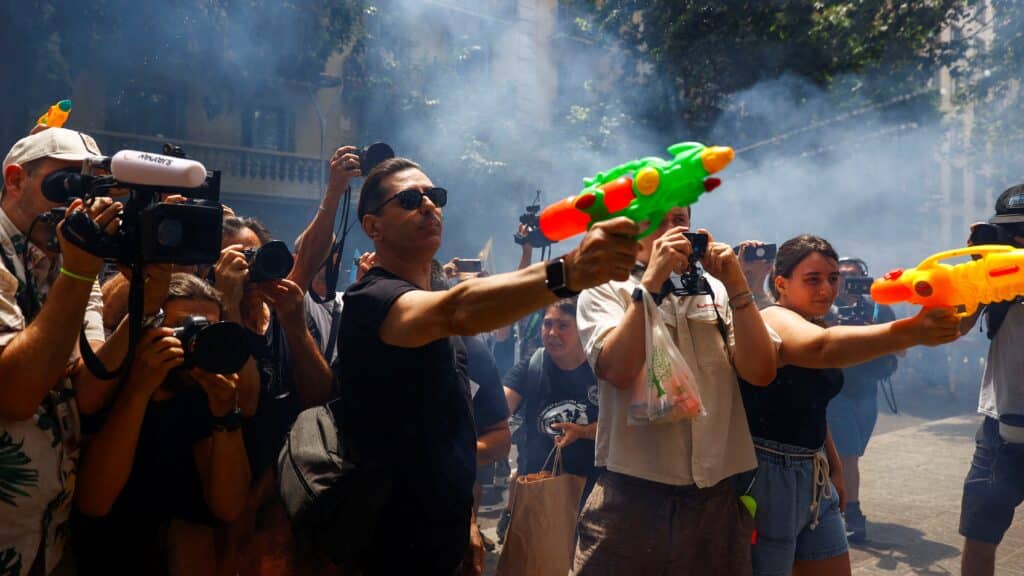 Еуропаның мыңдаған тұрғыны туристер легіне қарсы шықты