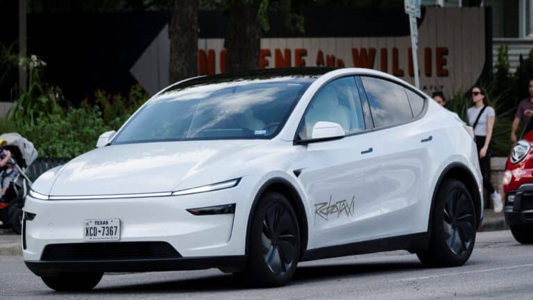 Tesla робот-таксилері Техас тұрғындарына қызмет көрсетіп жүр