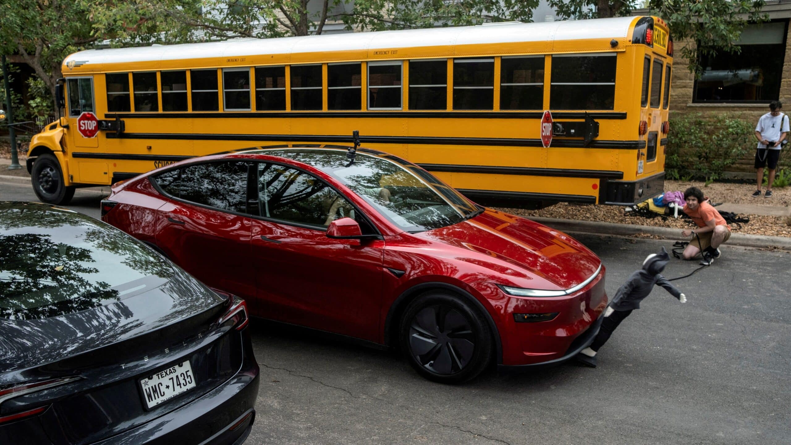 Tesla компаниясының Техастың Остин қаласында сынақтан өтіп жүрген робот-таксилері сынға ұшырады / фото: REUTERS/Joel Angel Juarez